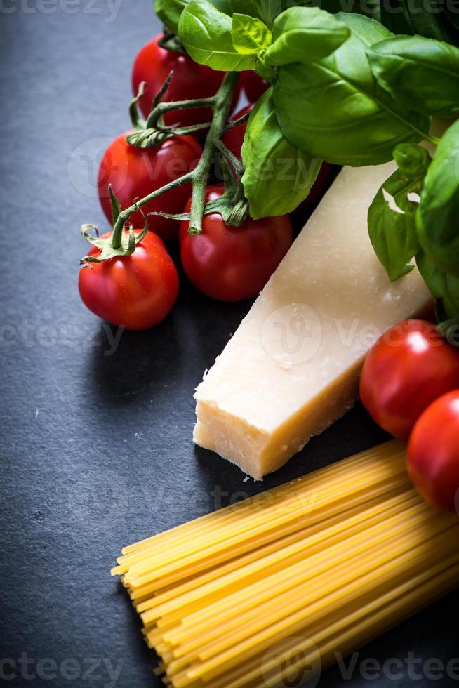 italienische Spaghetti-Zutaten, Lebensmittelhintergrund mit Kopienraum foto