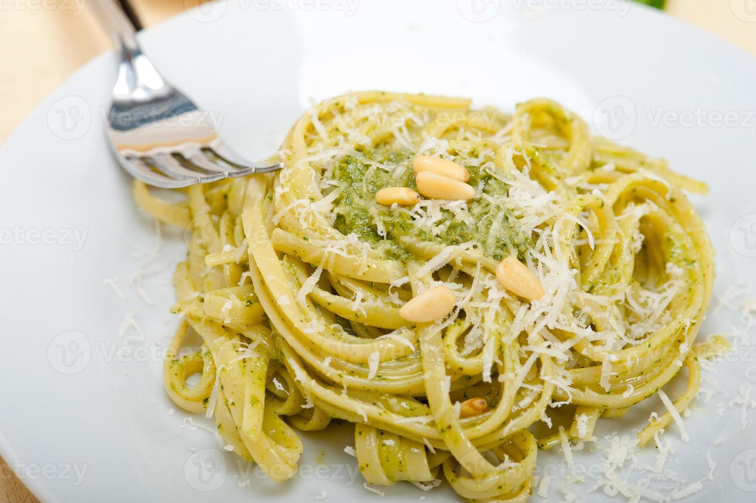 italienische traditionelle Basilikum Pesto Pasta Zutaten foto