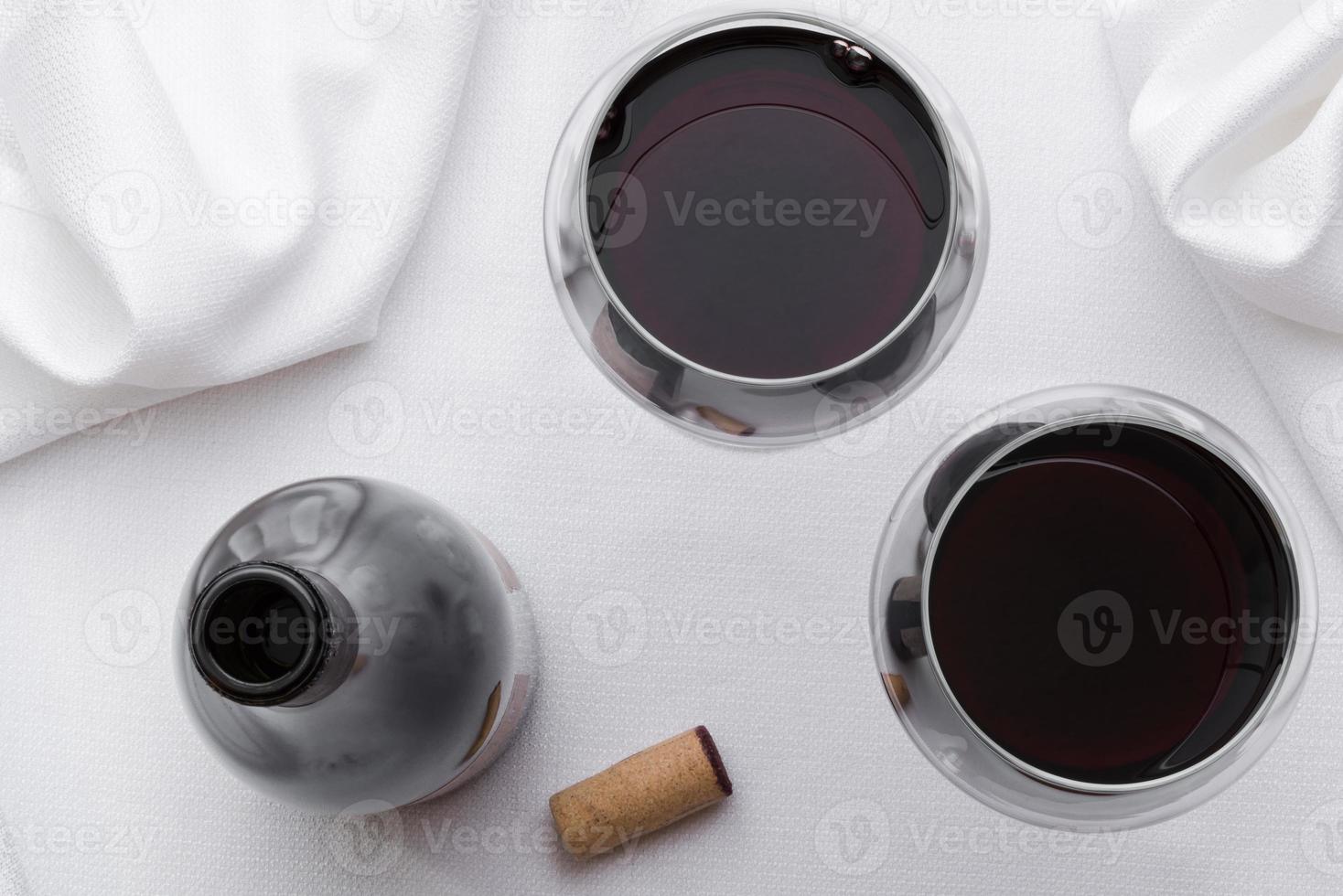 Rotwein, Gläser und Flasche foto