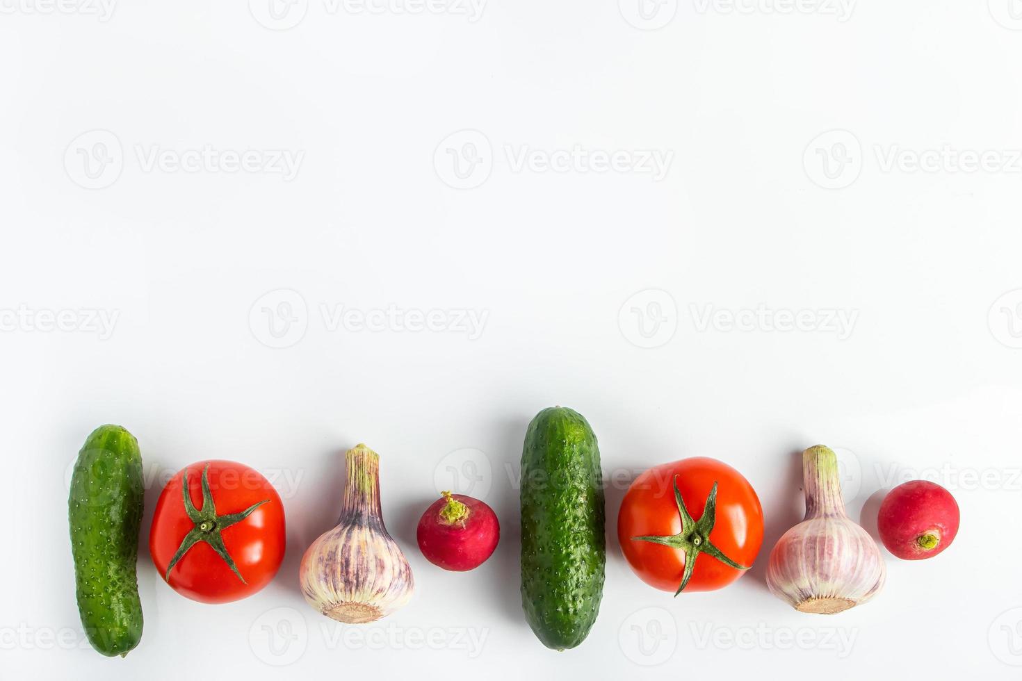frisches Gemüse auf weißem Hintergrund. diät-food-konzept. Platz für Texte. foto