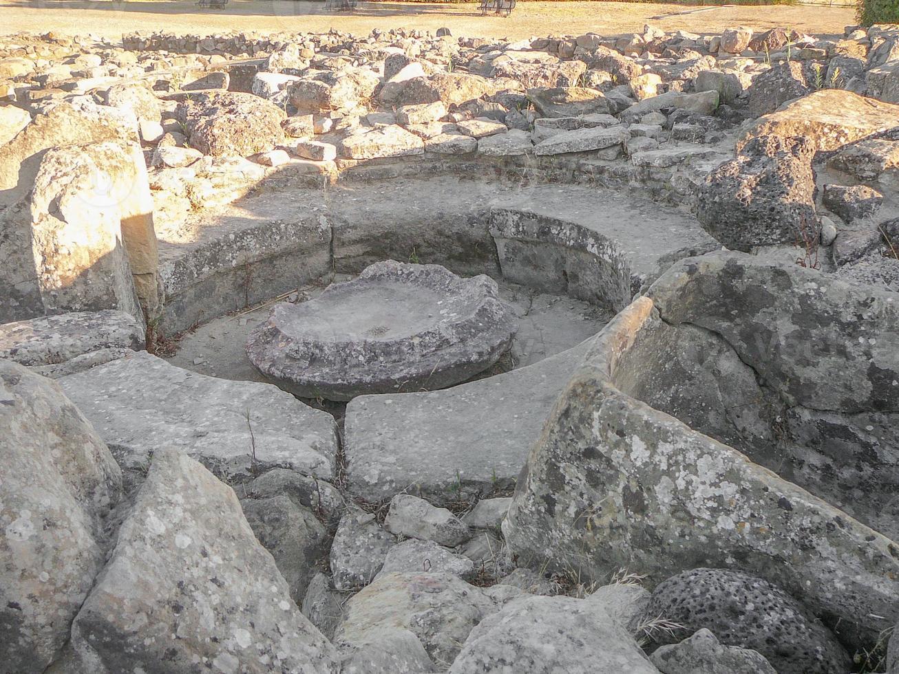 ruinen des alten megalithischen gebäudes sunuxi nuraghe in sardinien, foto