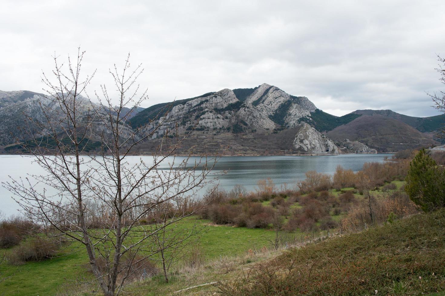 schöne landschaft mit bergen und wasserreservoir in caldas de luna, leon, spanien foto