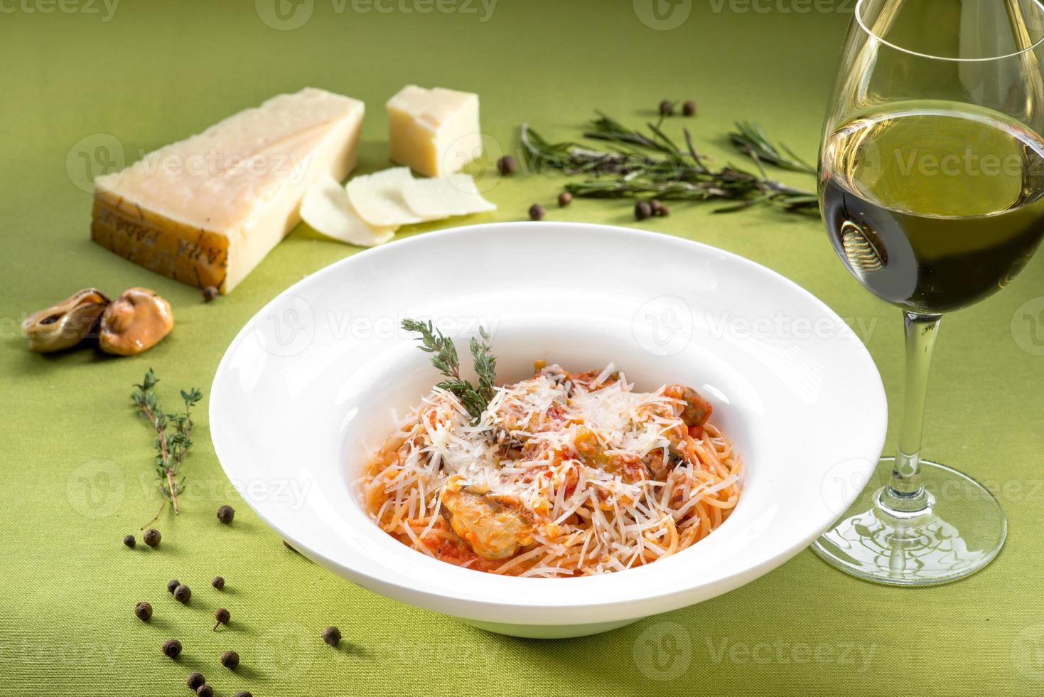 Spaghetti mit Muscheln, Tomatensauce und Basilikum foto