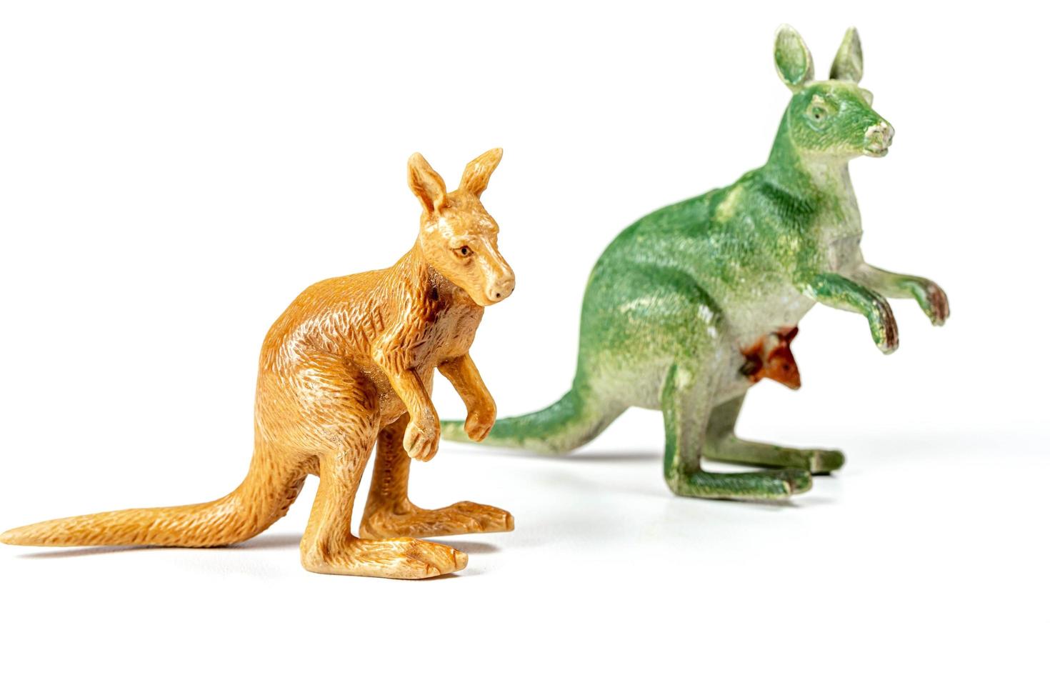 grüne und braune Känguru-Plastikfiguren foto