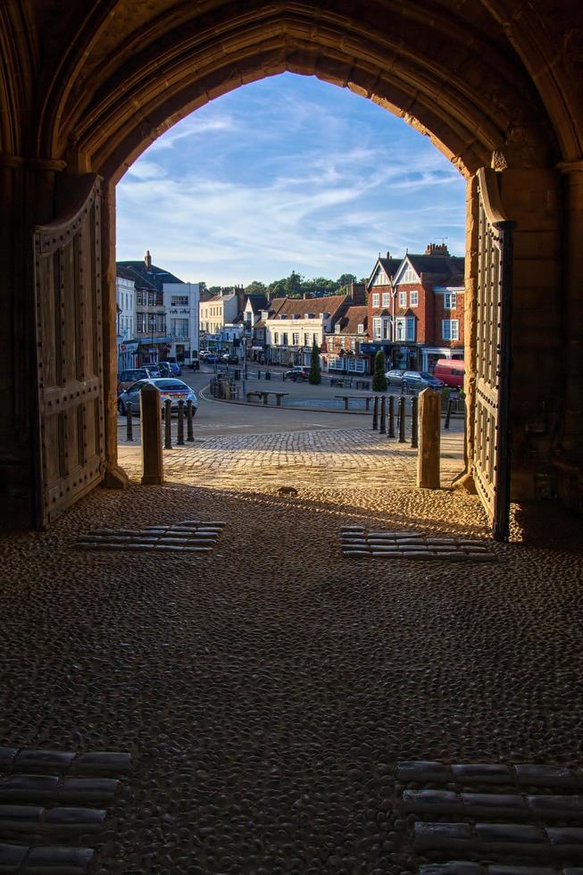 Schlacht, East Sussex, Großbritannien, 2008. Blick durch den Ausgang des Torhauses auf die Battle Abbey foto