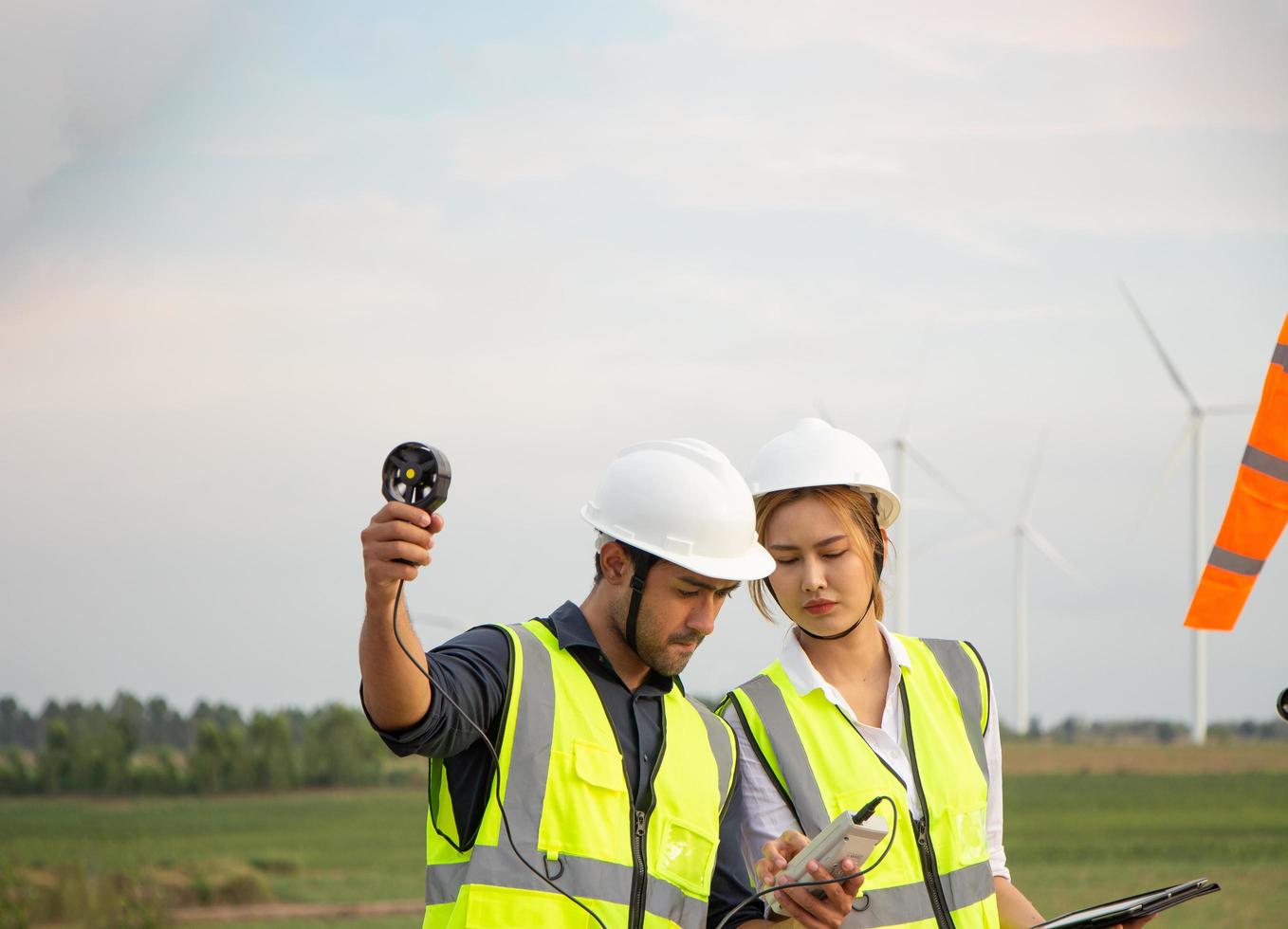 ingenieurteam, das im windturbinenpark arbeitet. erneuerbare energie mit windgenerator durch alternatives energiekonzept. foto