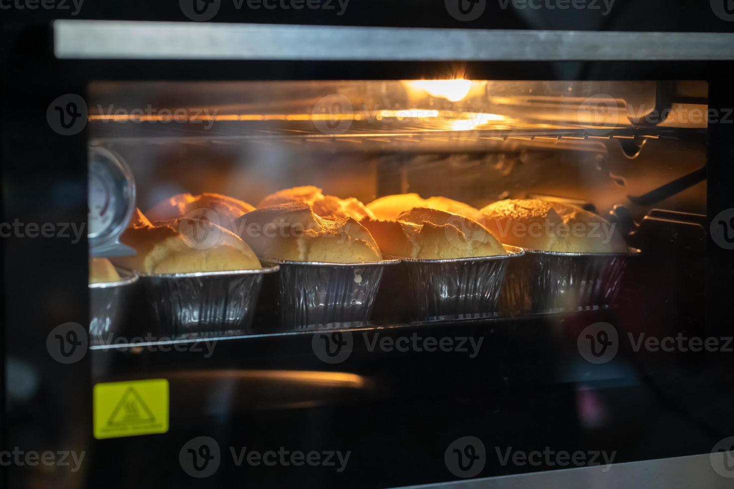 frischer Chiffonkuchen auf Backblechen im Ofen. hausgemachter backen, selektiver fokus foto