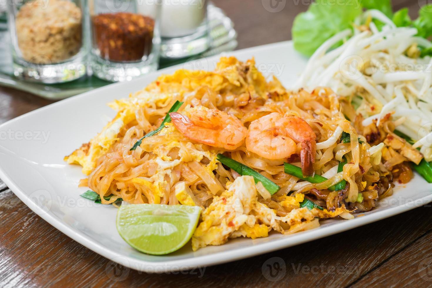 gebratene Reisnudeln mit Garnelen (Pad Thai), thailändischem Essen umrühren foto