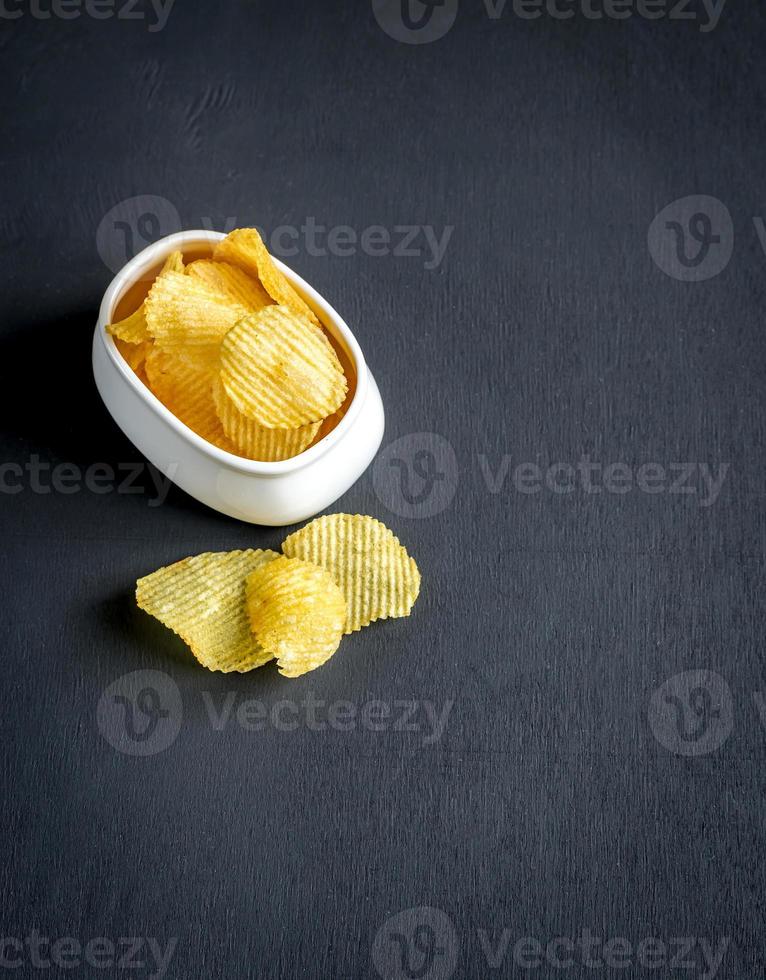 Kartoffelchips in der Schüssel foto