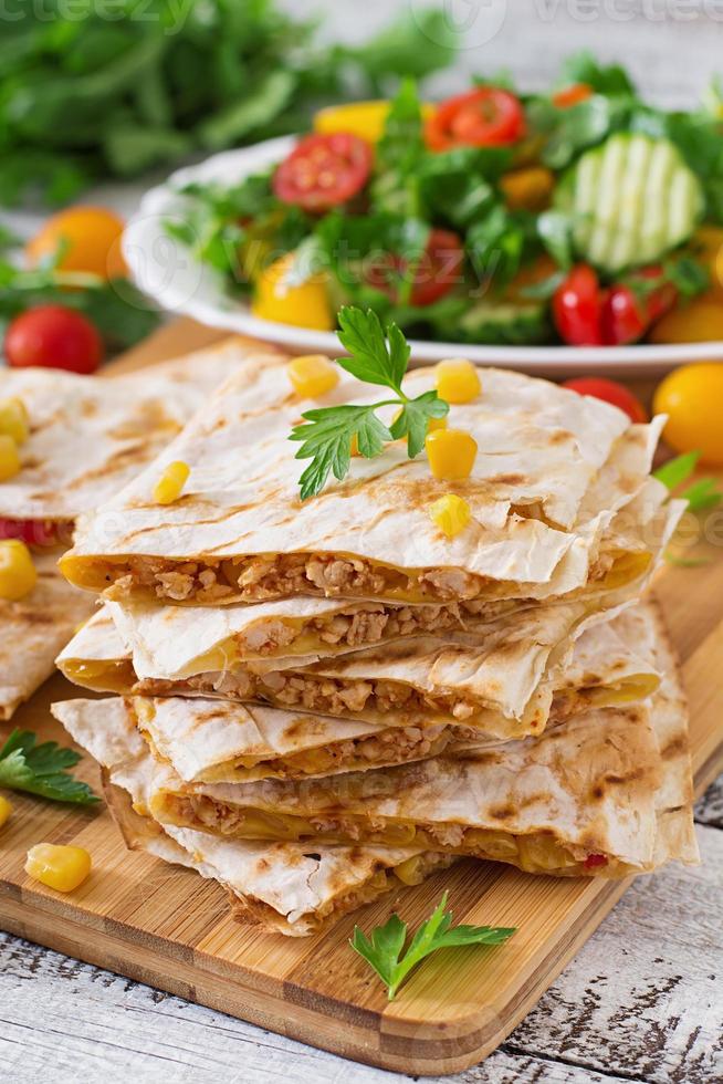 mexikanische Quesadilla Wrap mit Huhn, Mais und Paprika foto