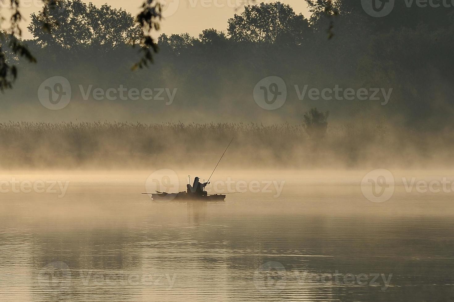 Fischer im Nebel foto