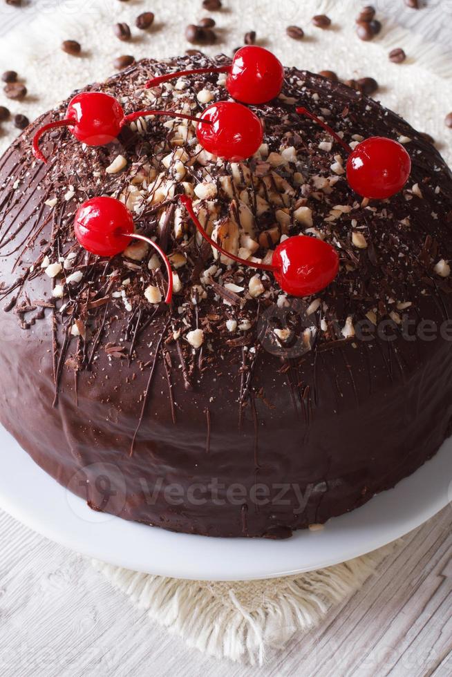 Schokoladenkuchen mit Kirschen und Nüssen. vertikale Nahaufnahme foto