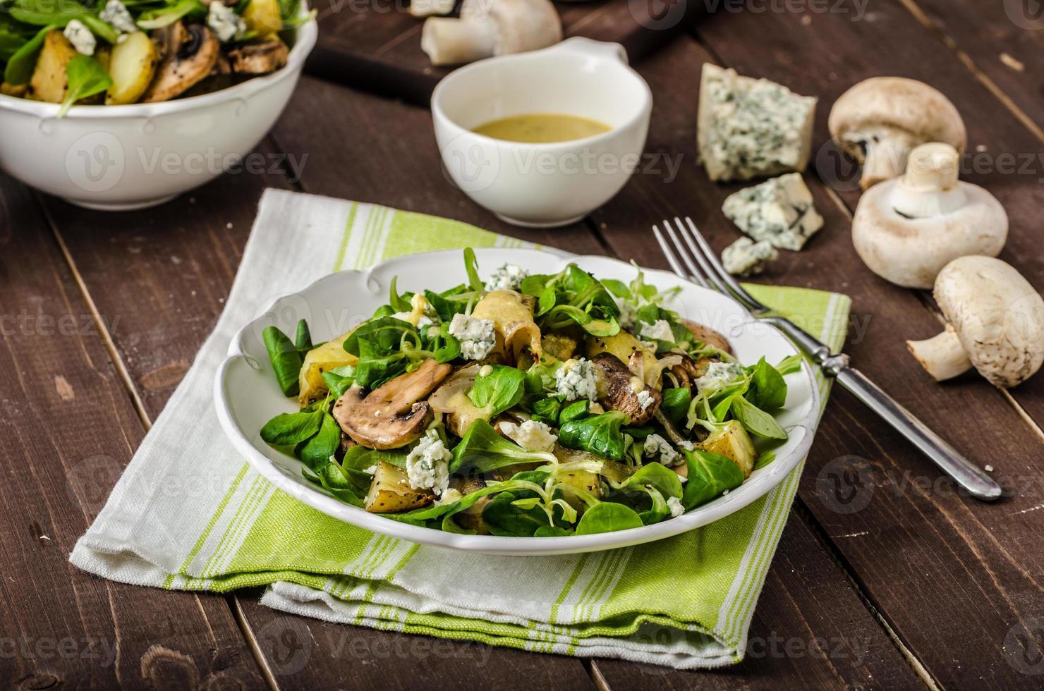 frischer Salat mit Gemüse und Blauschimmelkäse foto