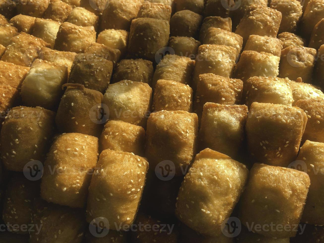 odading, frittiertes Brot in Würfeln mit hellbrauner knuspriger Außenhaut und bestreut mit Sesam foto