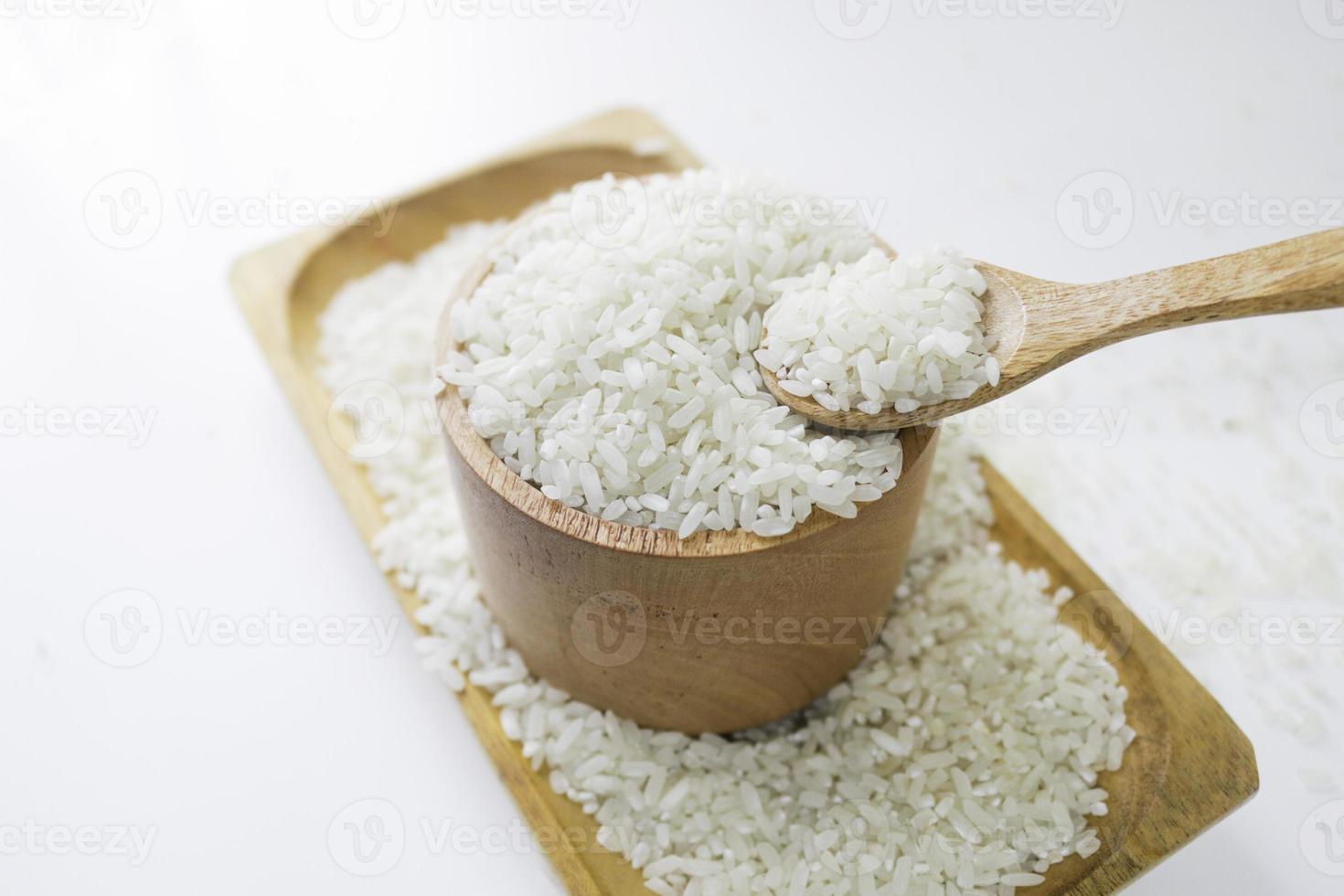 Reis auf Holzlöffel und Holzschale foto