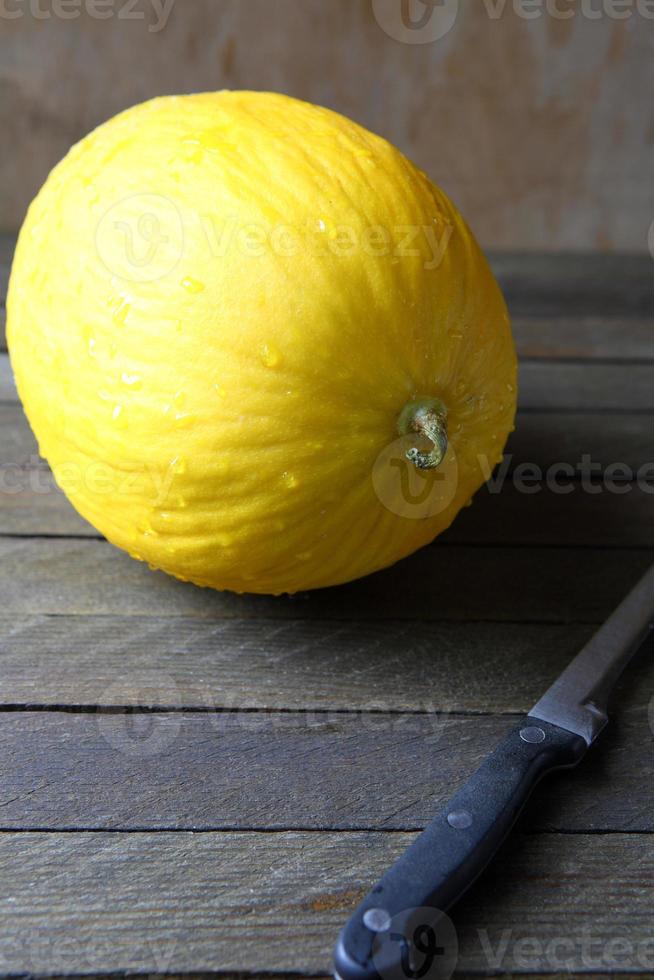 ganze gelbe Melone auf dem Tisch foto