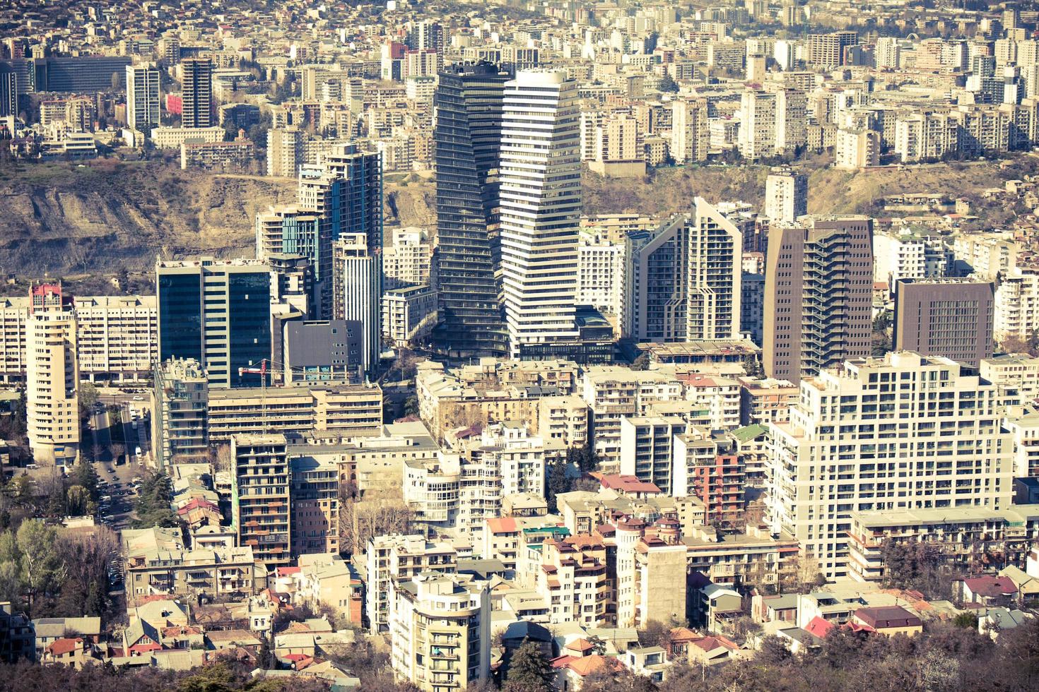 Georgien, Tiflis. 17. april 2022. luftaufnahme des zentralen bezirks von tiflis. Stadtbild aus der Luft. foto