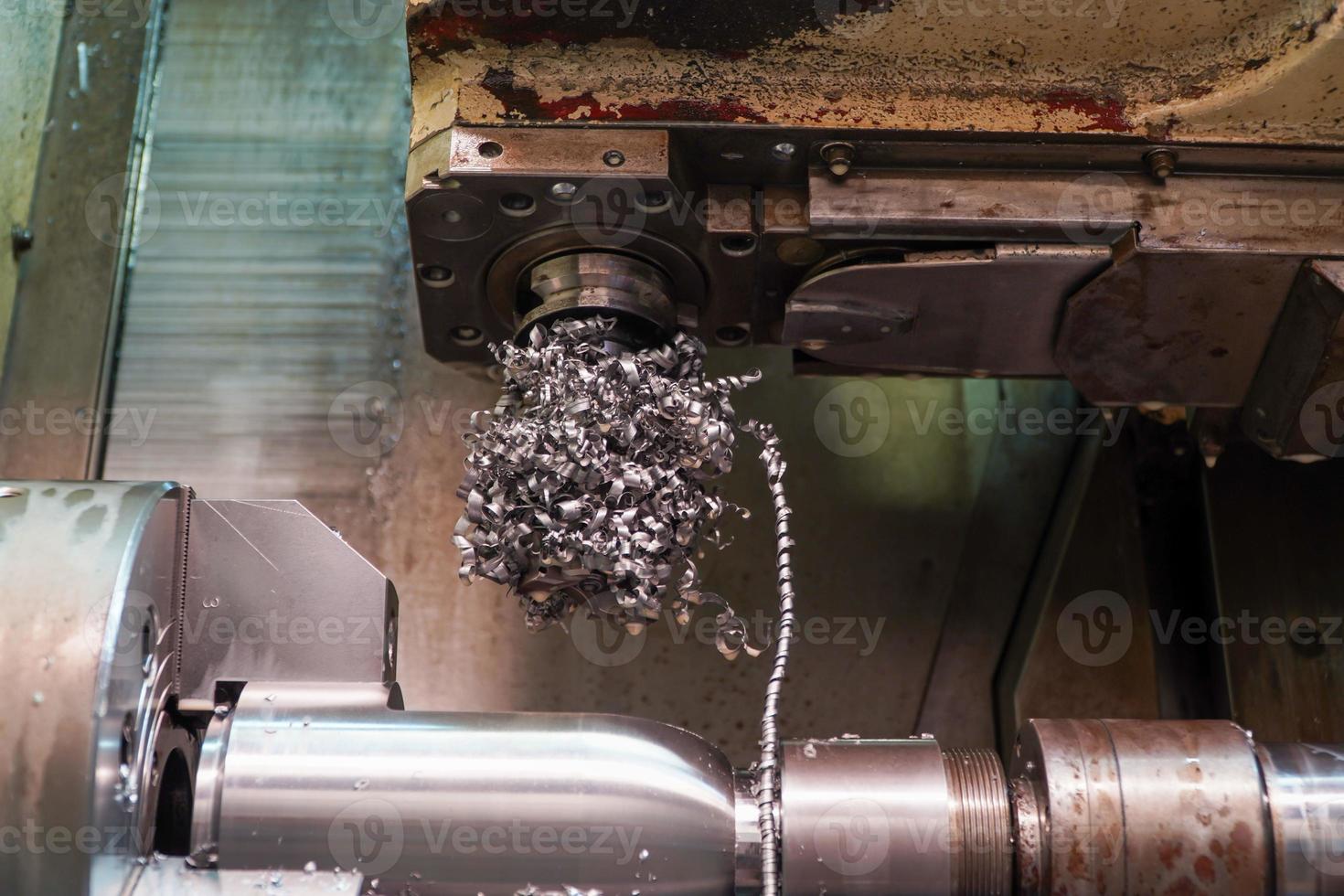 Werkstücke aus massivem Stahlmetall, die auf Spindelfutter von hochpräzisen CNC-Drehautomaten, 4-Achsen-Drehmaschinen, Metallindustrie, Schneiden von Stahl montiert sind foto