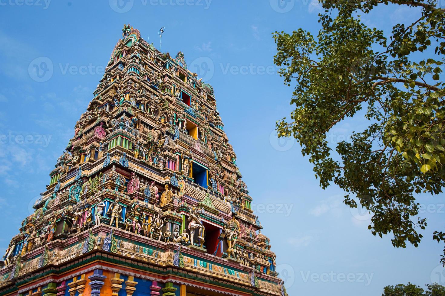 Traditioneller hinduistischer Tempel Kidangamparambu Sree Bhuvaneswari in Indien in Allapuzha Allepi Kerala. hohes Gebäude mit farbenfrohen Figuren der indischen Mythologie und Göttern, Schwarm lebender Vögel. tourismus, reisen foto