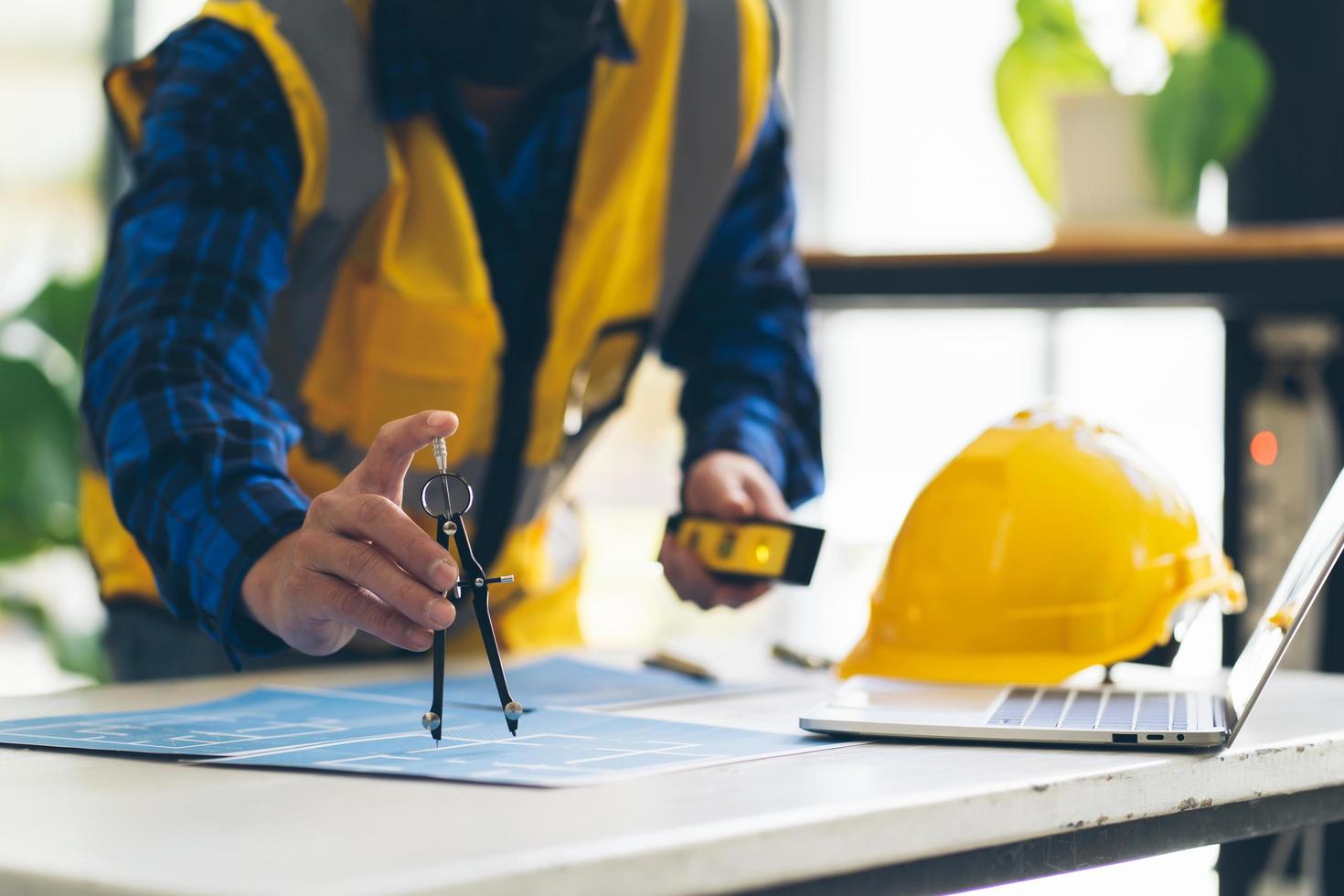 architekten- und ingenieurkonzept, architekten und ingenieure, die im büro mit bauplänen arbeiten. foto