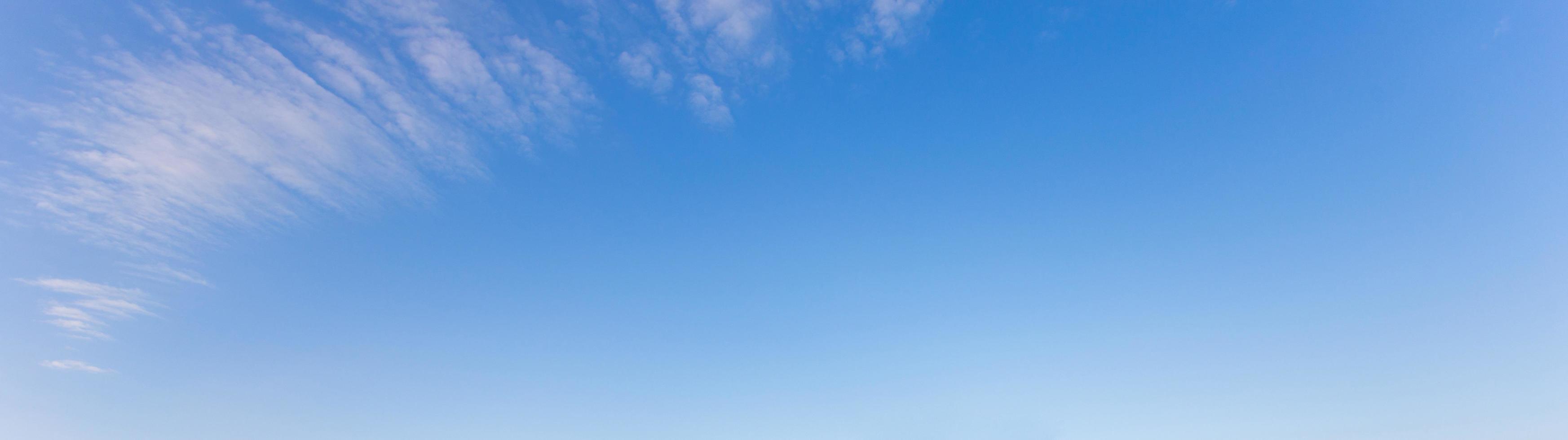 Wolken und hellblauer Himmelshintergrund. foto