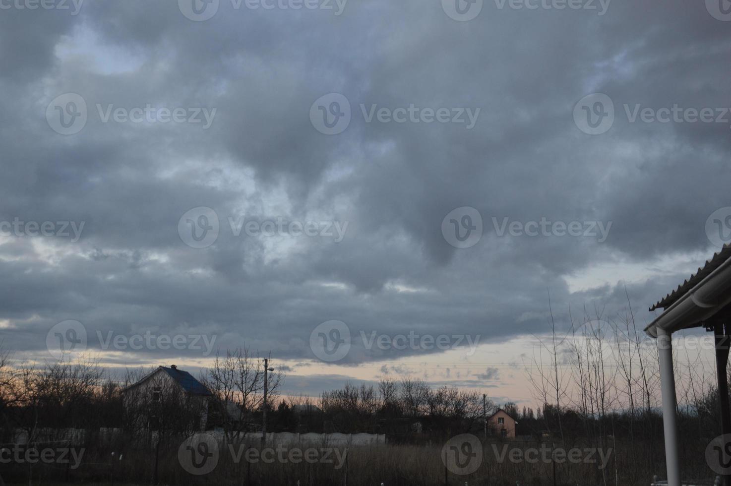 Gewitterwolken am Abend am Himmel im Dorf foto