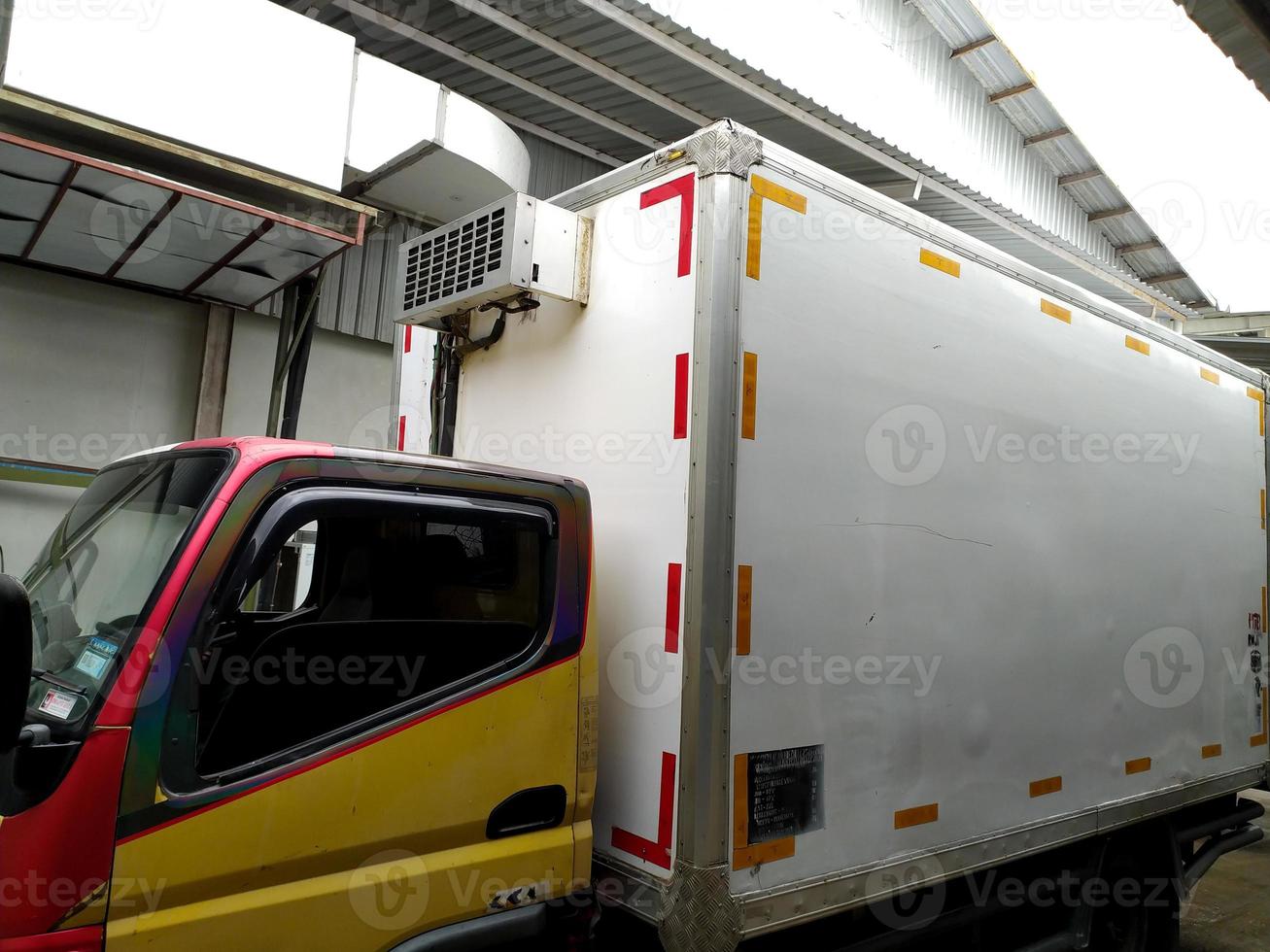 Logistik-LKW mit Kühlbox im Industriegebiet. foto