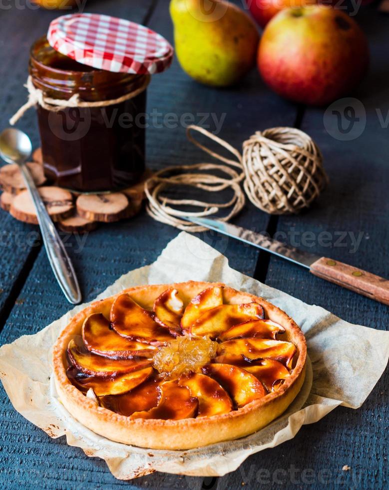 runde Apfelkuchen mit Birnenmarmelade und Karamell, senkrecht foto
