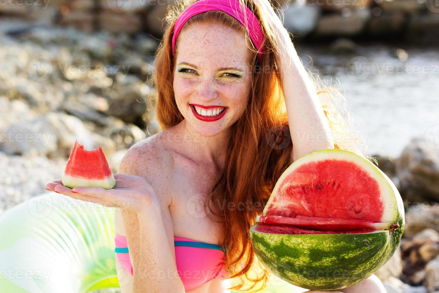 lächelndes Mädchen mit Sommersprossen, die Wassermelone halten foto