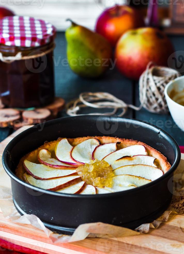 Prozess der Herstellung von Apfelkuchen mit Birnenmarmelade und Karamell foto