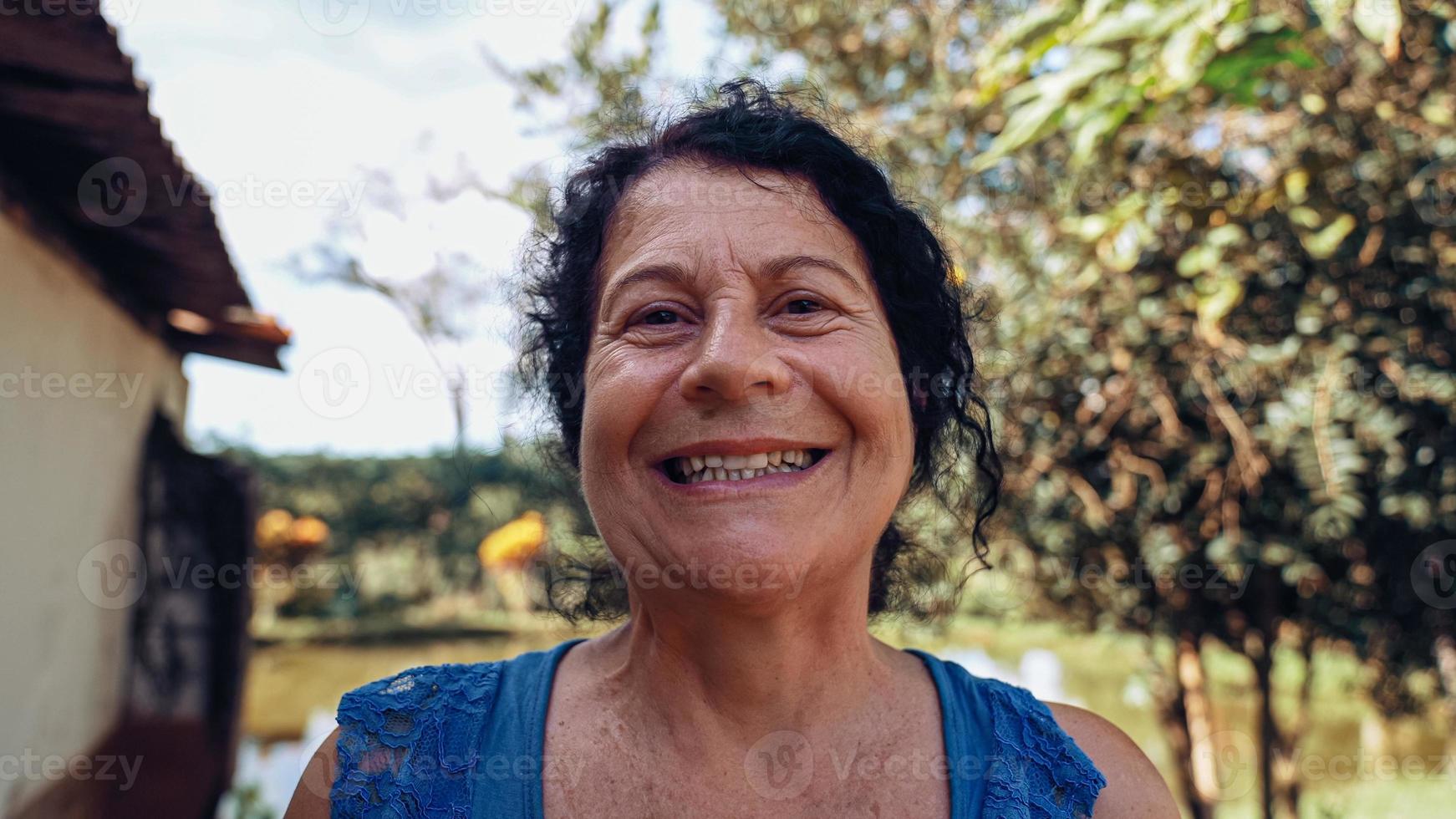 lächelnde lateinamerikanische brasilianische Frau auf dem Bauernhof. Freude, positiv und Liebe. foto