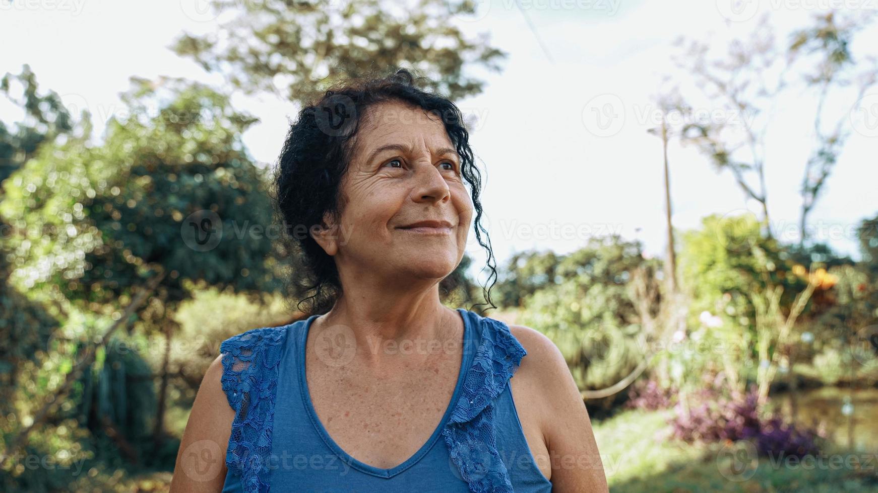 lächelnde lateinamerikanische brasilianische Frau auf dem Bauernhof. Freude, positiv und Liebe. foto