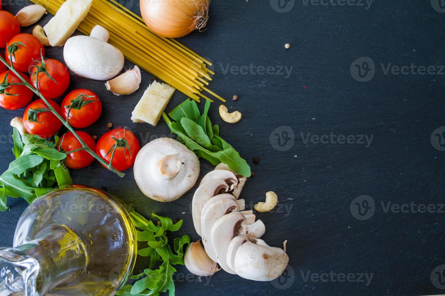 italienischer Hintergrund - Nudeln, Tomaten, Zwiebeln, Pilze, Olivenöl, Rucola foto
