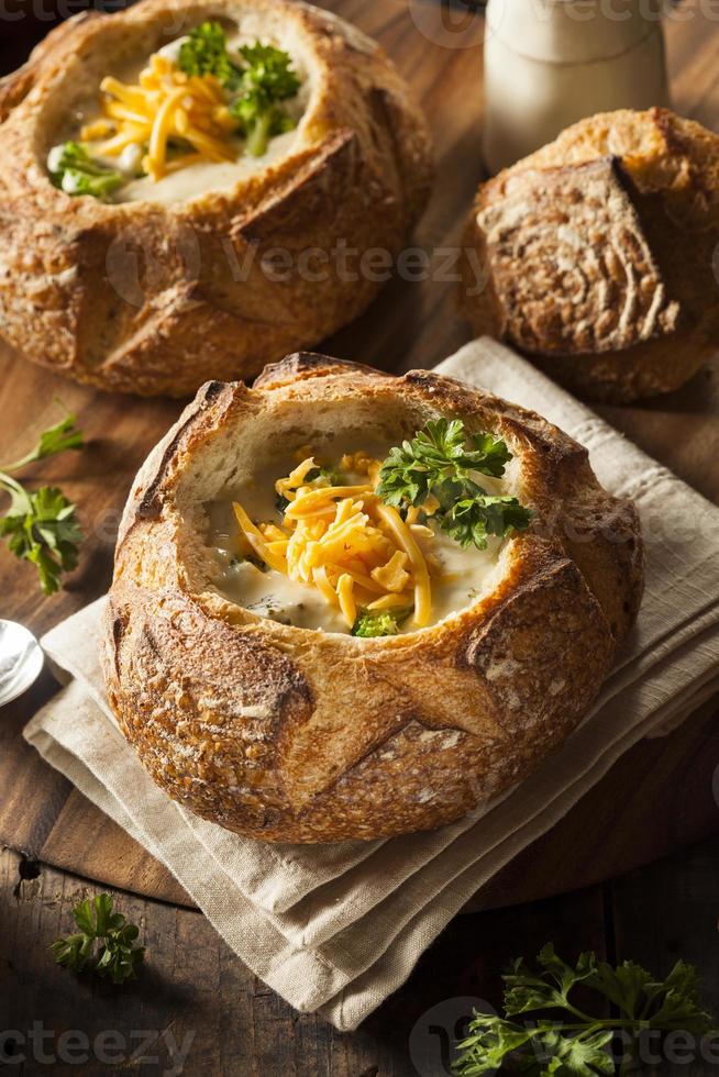 hausgemachte Brokkoli-Cheddar-Suppe foto