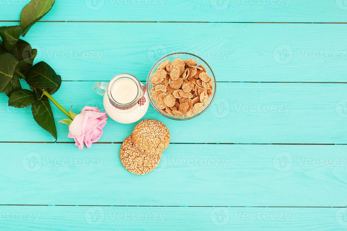 Frühstück und rosa Rose auf blauem Hintergrund aus Holz. draufsicht und kopierraum. Muttertag foto
