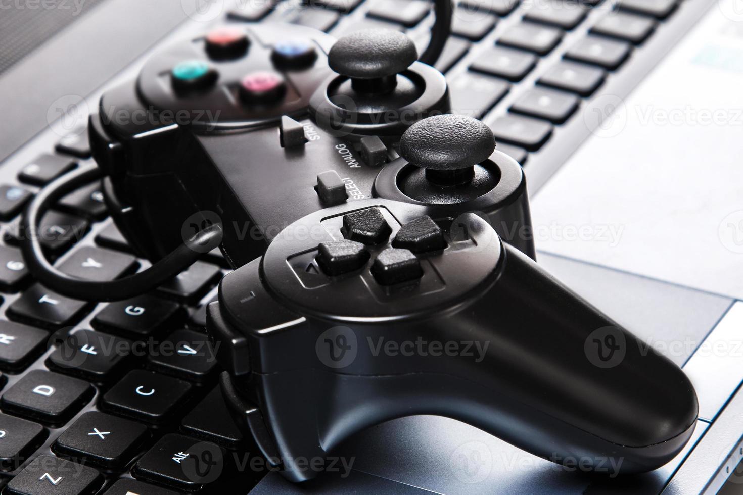 Gamepad liegt auf einer Tastatur foto