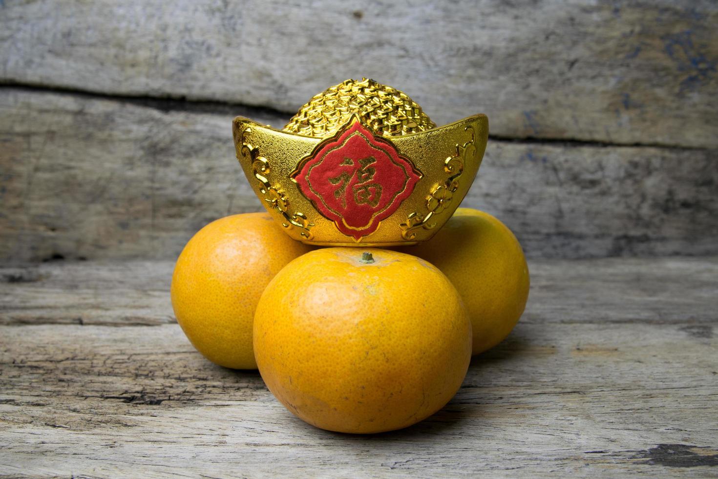 Mandarinen mit dekorativem Goldnugget foto