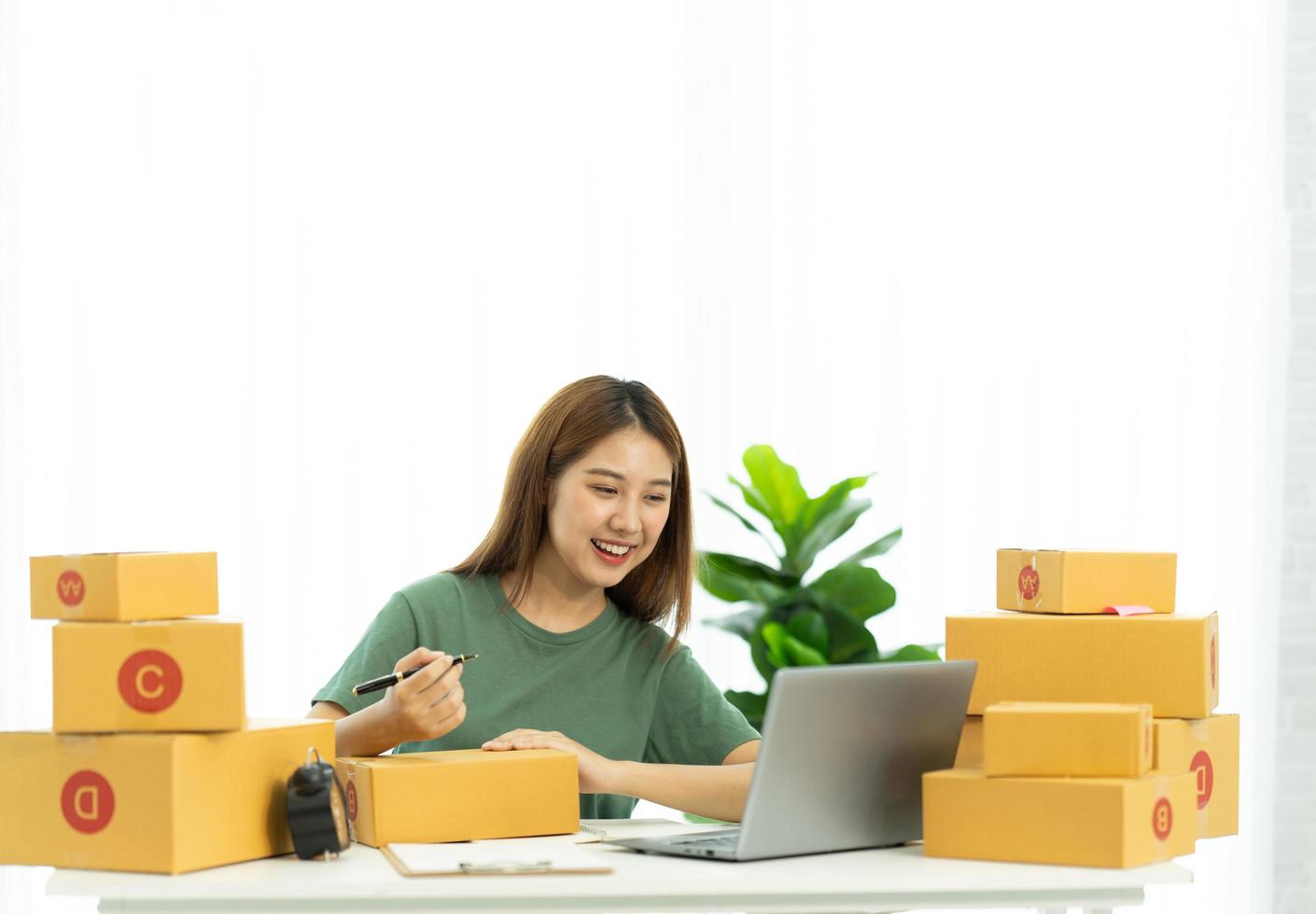 Start kleiner Unternehmen KMU-Inhaberinnen Unternehmerinnen prüfen Online-Bestellungen, bereiten das Packen der Kisten vor, verkaufen an Kunden, KMU-Geschäftsideen online. foto