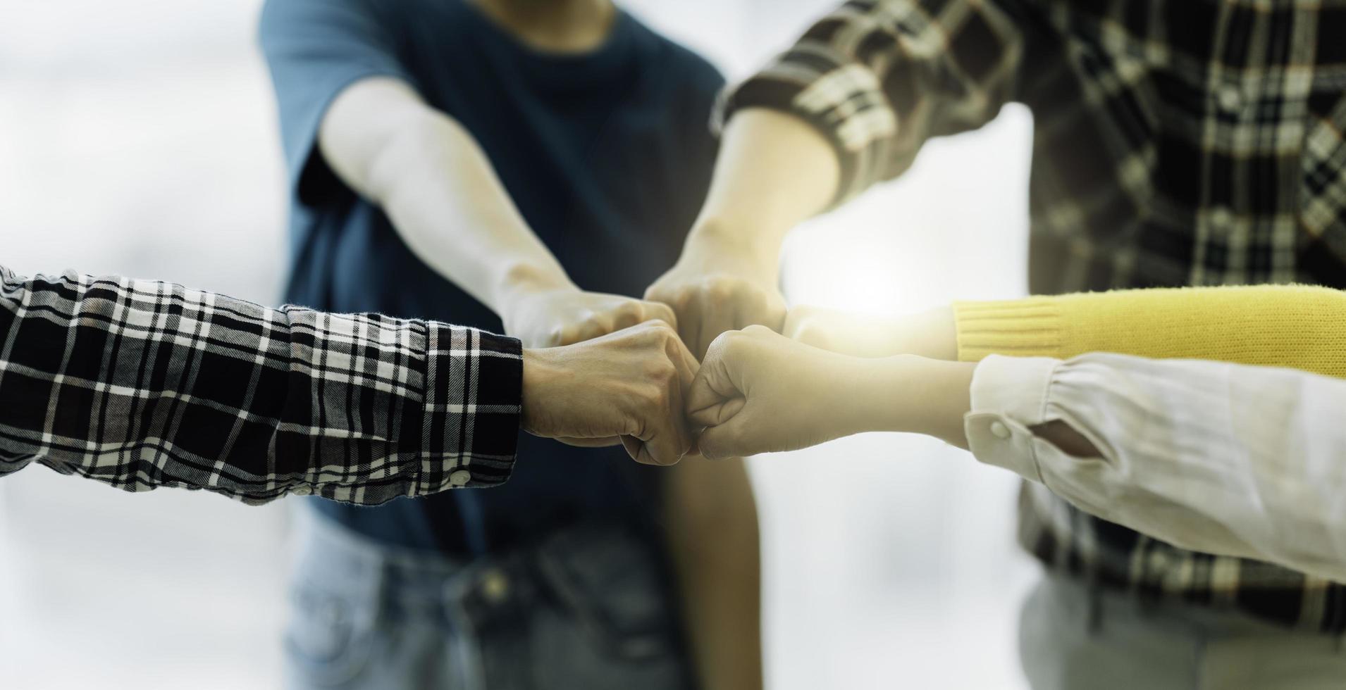 erfolg und gewinnkonzept, glückliches asiatisches geschäftsteam, das den sieg im amt feiert. foto