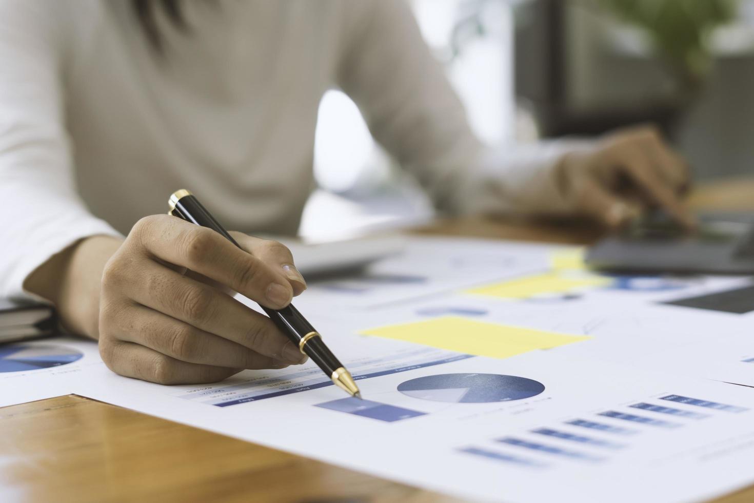 strategieanalysekonzept, geschäftsmann, der finanzmanager recherchiert, prozessbuchhaltung berechnen, analysieren, marktdiagramm, daten, bestandsinformationen, überprüfung auf dem tisch im büro. foto