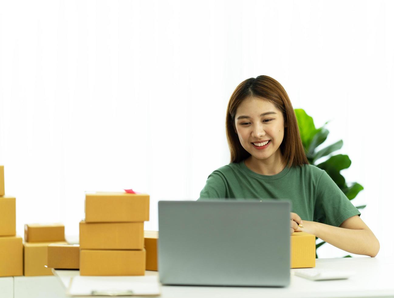 Start kleiner Unternehmen KMU-Inhaberinnen Unternehmerinnen prüfen Online-Bestellungen, bereiten das Packen der Kisten vor, verkaufen an Kunden, KMU-Geschäftsideen online. foto