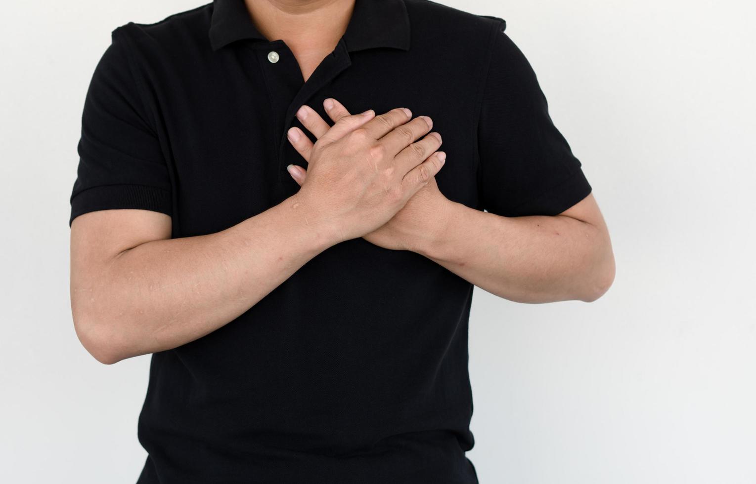Gesundheitskonzept, ein Mann hat starke Herzschmerzen und erstickende Brustschmerzen. foto