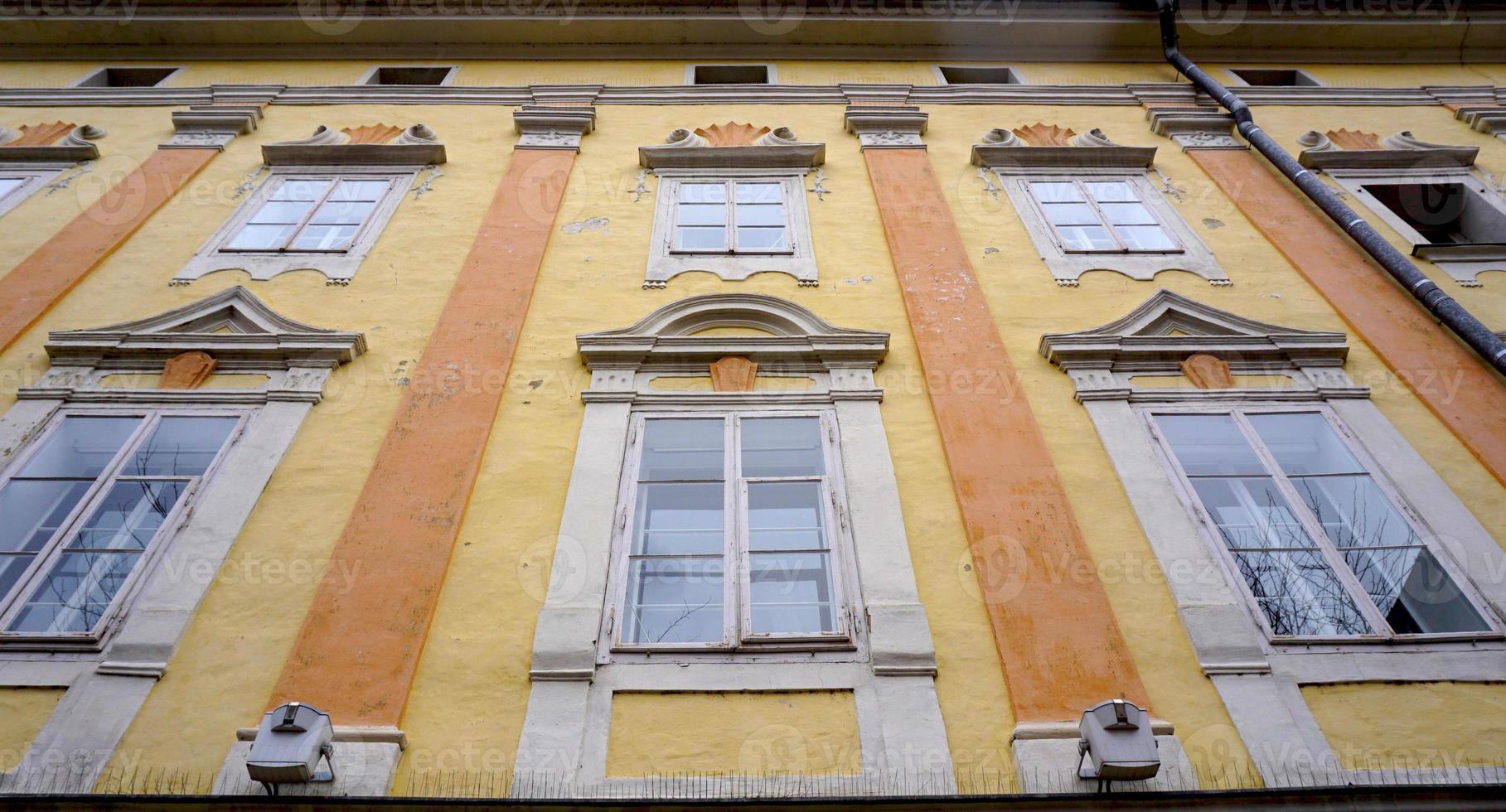 Historische pastellfarbene Fassadenarchitektur in der Altstadt von Innsbruck, Österreich, Europa foto