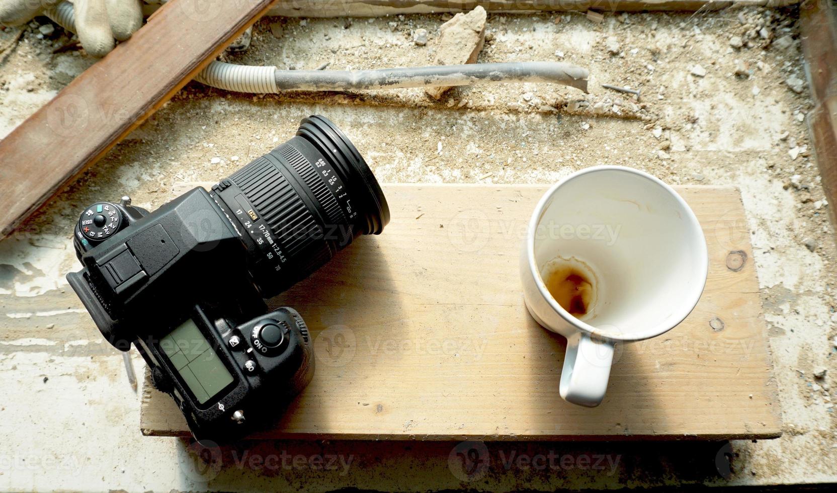 Kamera und Kaffeetasse im Baustellenaufbau foto