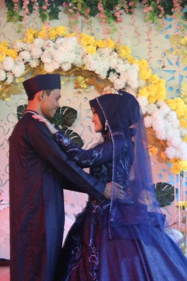 romantische indonesische muslimische braut foto