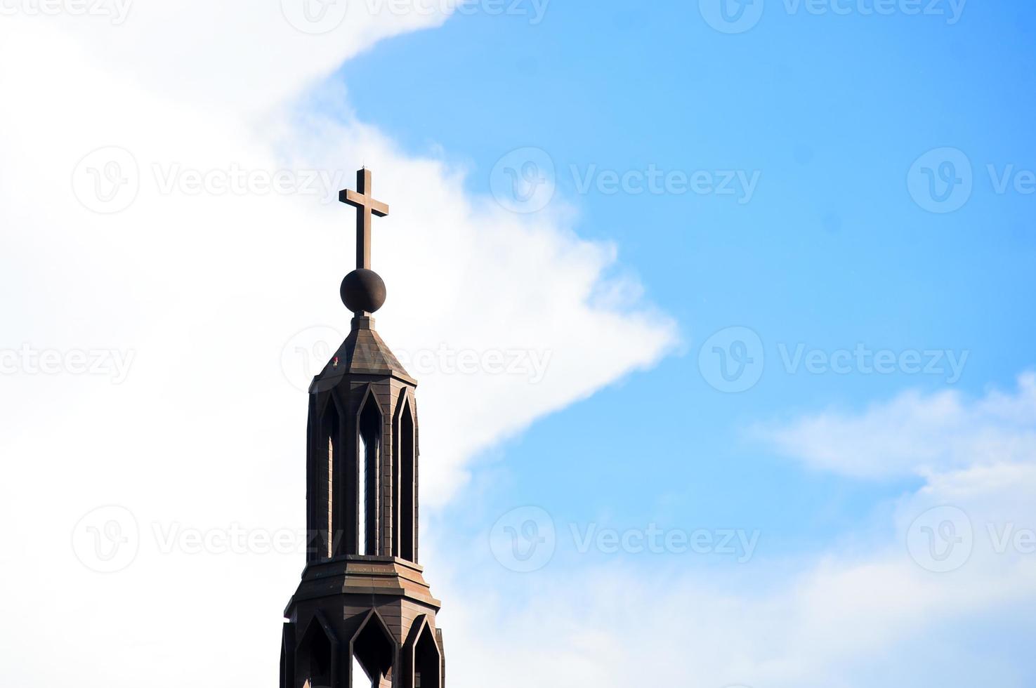 ein großes Kreuz auf einem schönen Gebäude foto