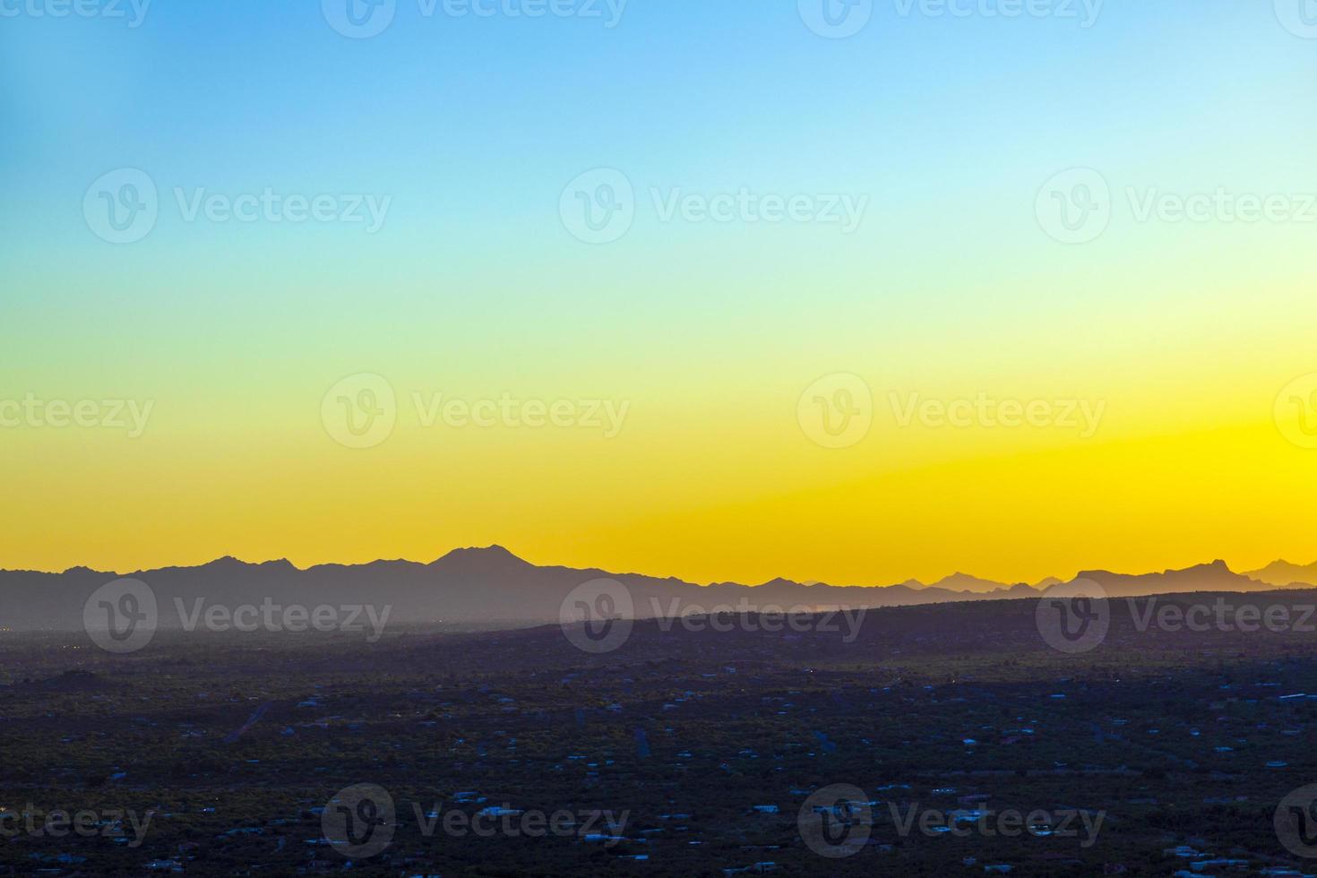 goldener Sonnenuntergang in Tuscon, Arizona mit Gebirgszug foto