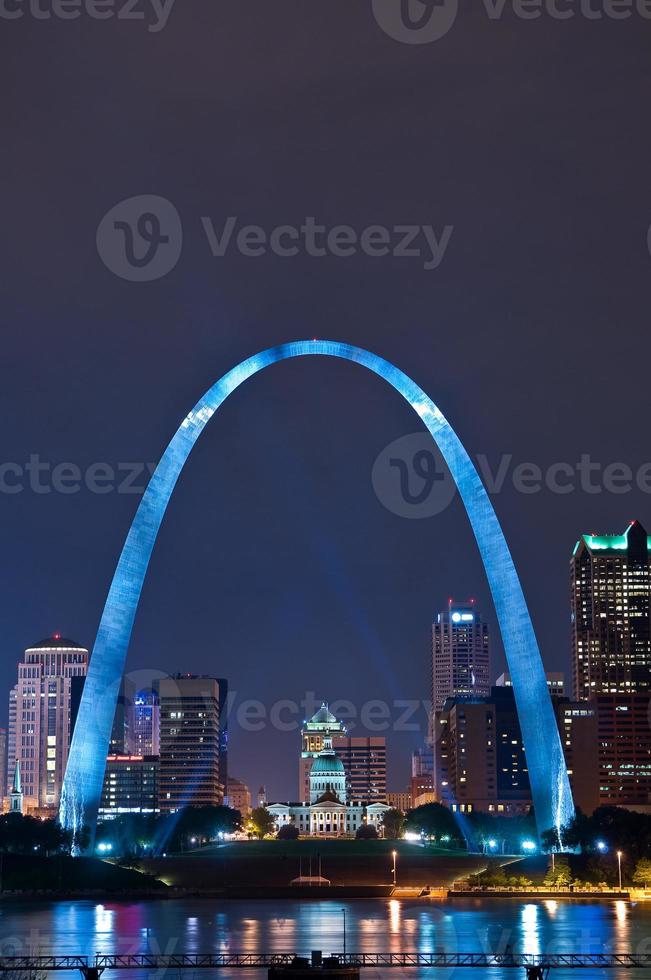 Landschaft von St. Louis mit blauer Beleuchtung und hohen Gebäuden foto