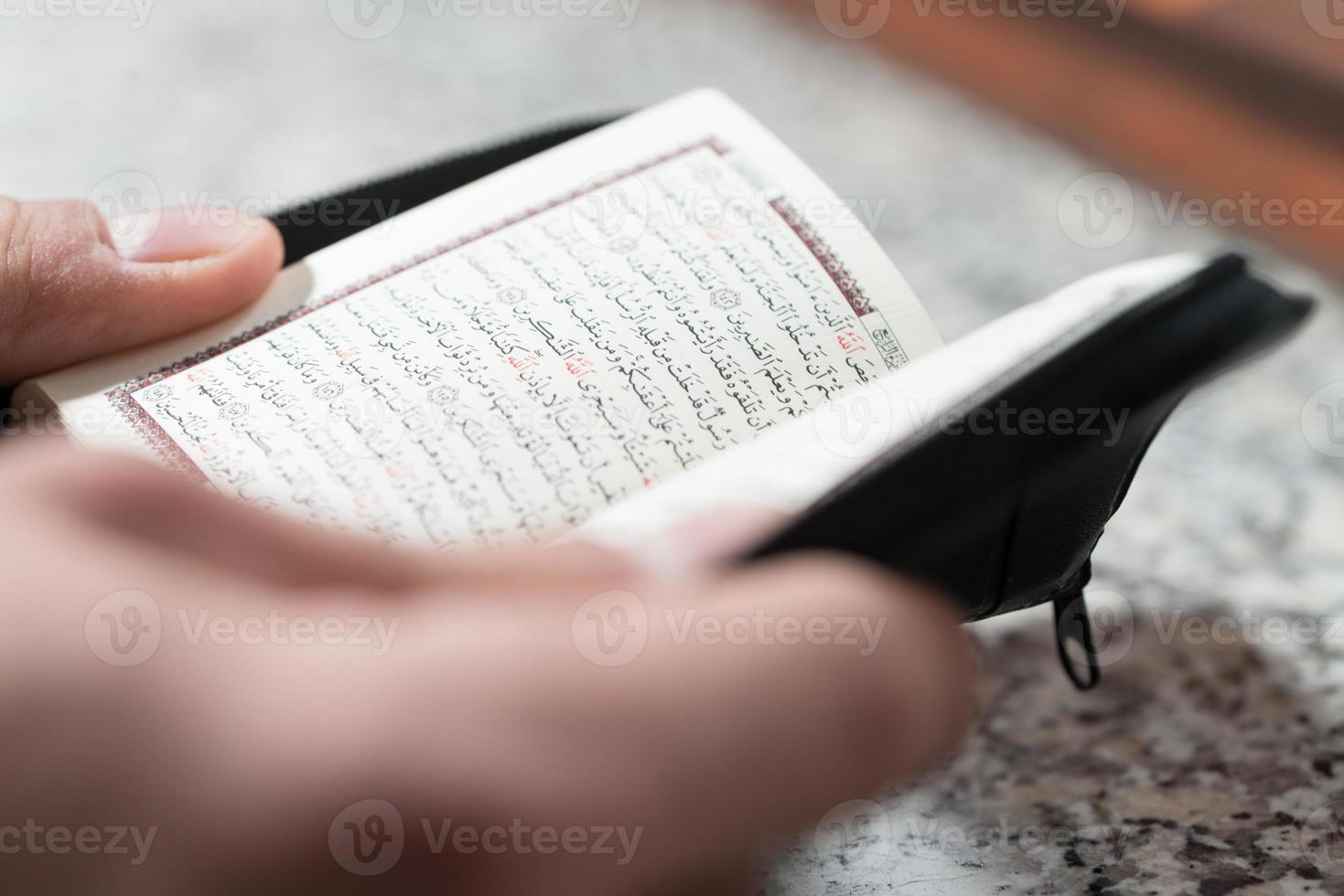 Nahaufnahme muslimischer Mann, der Koran liest foto
