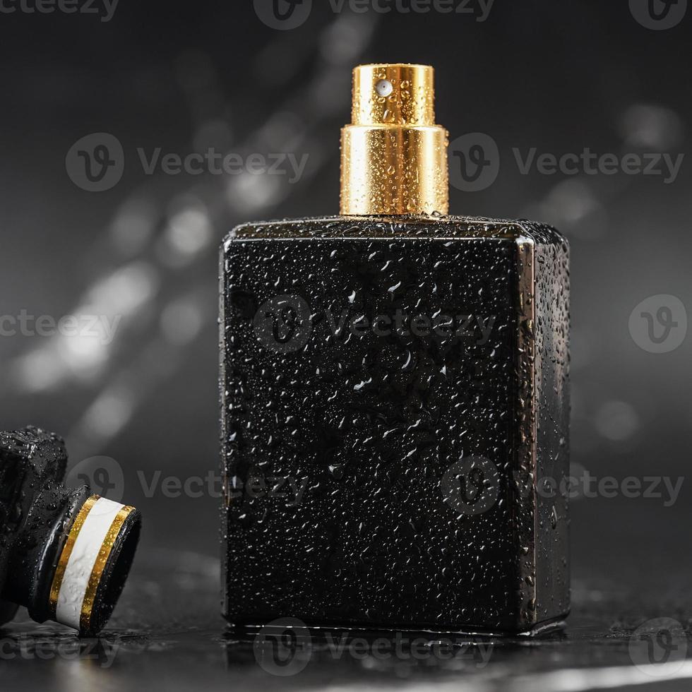 schöne parfümflasche auf schwarzem marmorhintergrund foto